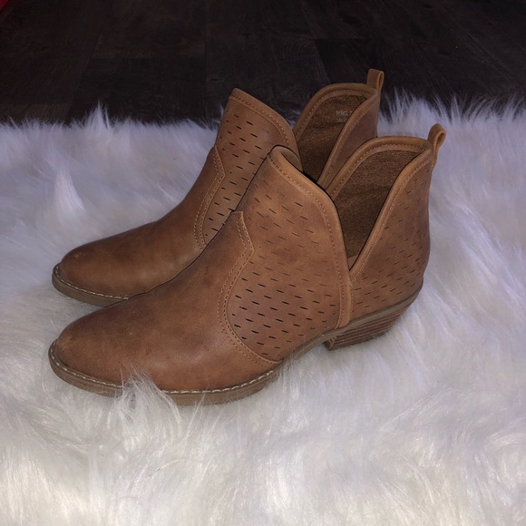 Report Shoes - Tan Booties
